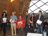 Gruppenbild  Preisträger und Preisträgerinnen des Fotowettbewerbs „Menschen (ge)denken“